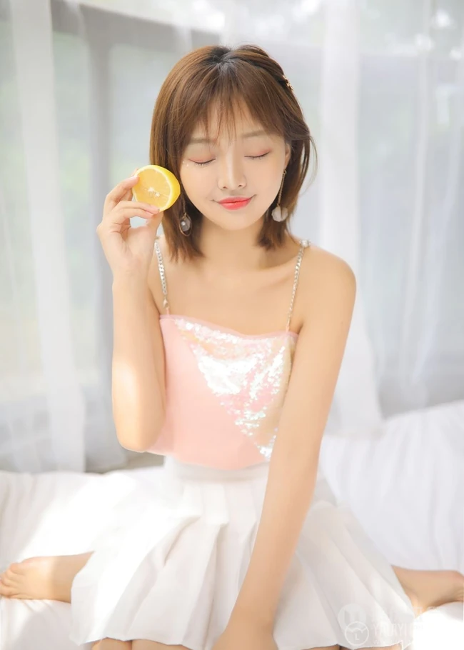 甜美清新短发少女模特&ldquo;肖霄&rdquo;唯美肩带短裙室内写真