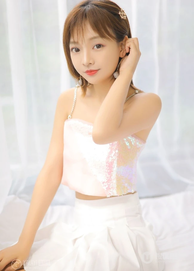 甜美清新短发少女模特&ldquo;肖霄&rdquo;唯美肩带短裙室内写真