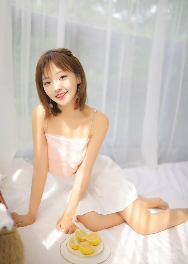 甜美清新短发少女模特&ldquo;肖霄&rdquo;唯美肩带短裙室内写真
