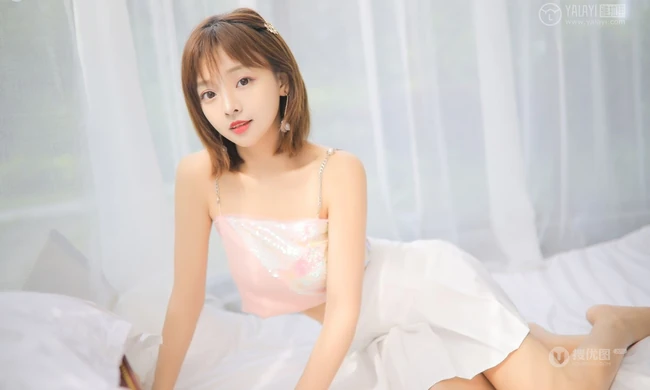 甜美清新短发少女模特&ldquo;肖霄&rdquo;唯美肩带短裙室内写真