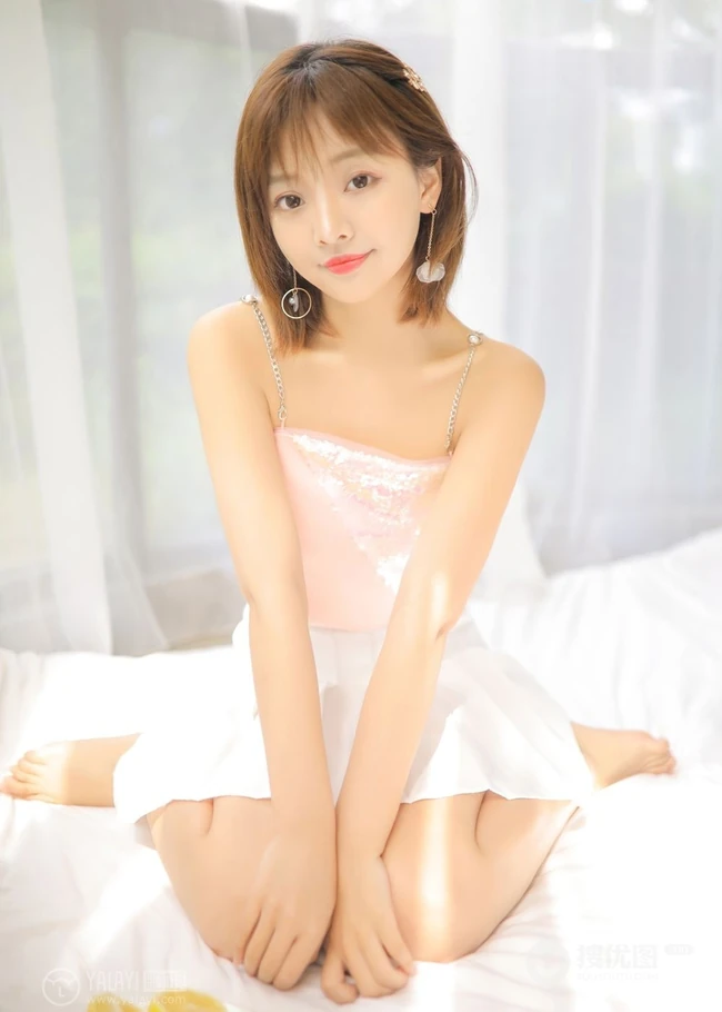 甜美清新短发少女模特&ldquo;肖霄&rdquo;唯美肩带短裙室内写真