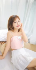 甜美清新短发少女模特&ldquo;肖霄&rdquo;唯美肩带短裙室内写真