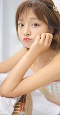 甜美清新短发少女模特&ldquo;肖霄&rdquo;唯美肩带短裙室内写真
