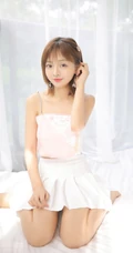 甜美清新短发少女模特&ldquo;肖霄&rdquo;唯美肩带短裙室内写真