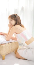 甜美清新短发少女模特&ldquo;肖霄&rdquo;唯美肩带短裙室内写真