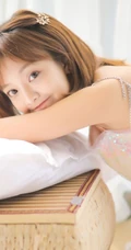 甜美清新短发少女模特&ldquo;肖霄&rdquo;唯美肩带短裙室内写真