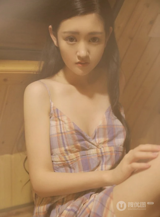 白皙好看的美背女生沈梦瑶肩带连衣裙系列唯美写真