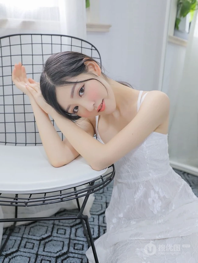 白皙好看的美背女生沈梦瑶肩带连衣裙系列唯美写真