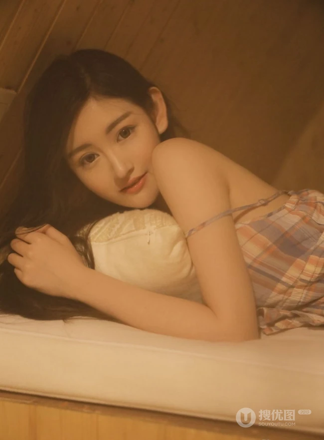 白皙好看的美背女生沈梦瑶肩带连衣裙系列唯美写真