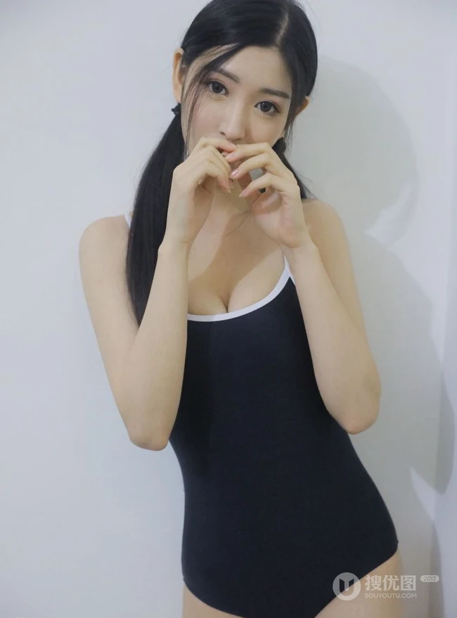 白皙好看的美背女生沈梦瑶肩带连衣裙系列唯美写真