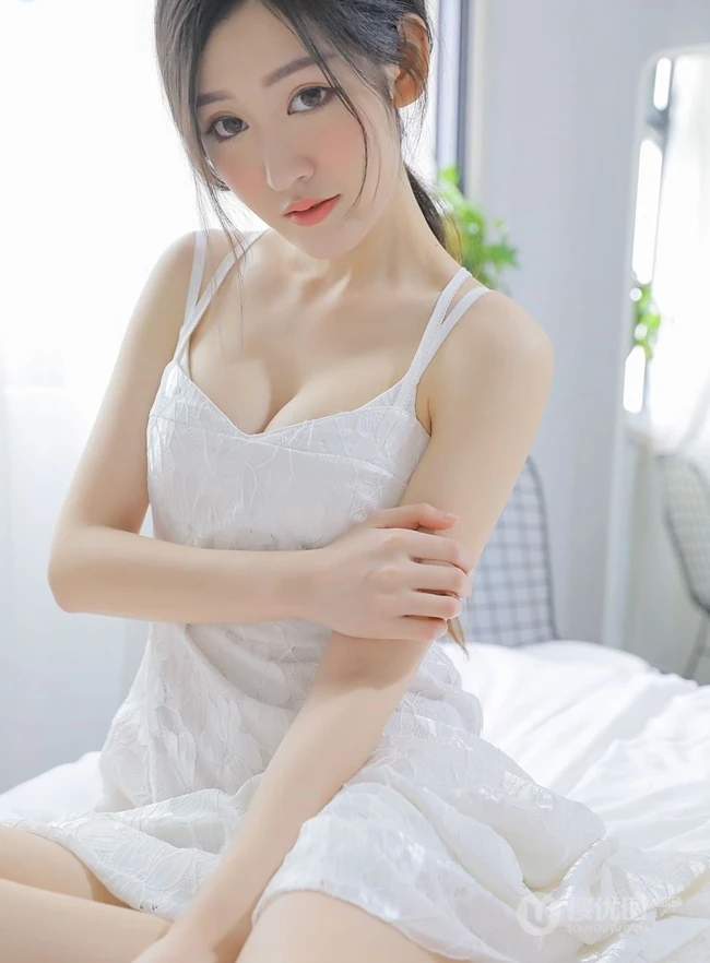 白皙好看的美背女生沈梦瑶肩带连衣裙系列唯美写真