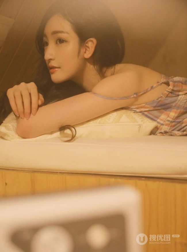 白皙好看的美背女生沈梦瑶肩带连衣裙系列唯美写真