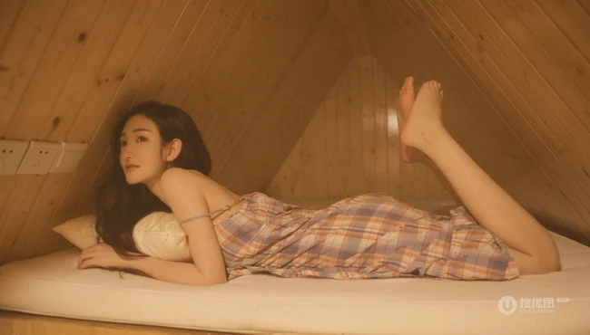 白皙好看的美背女生沈梦瑶肩带连衣裙系列唯美写真