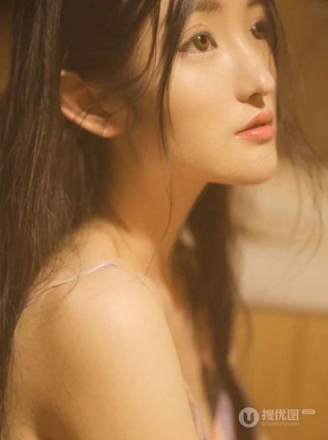 白皙好看的美背女生沈梦瑶肩带连衣裙系列唯美写真
