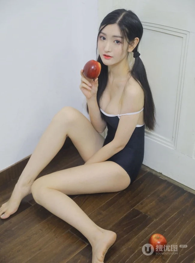 白皙好看的美背女生沈梦瑶肩带连衣裙系列唯美写真