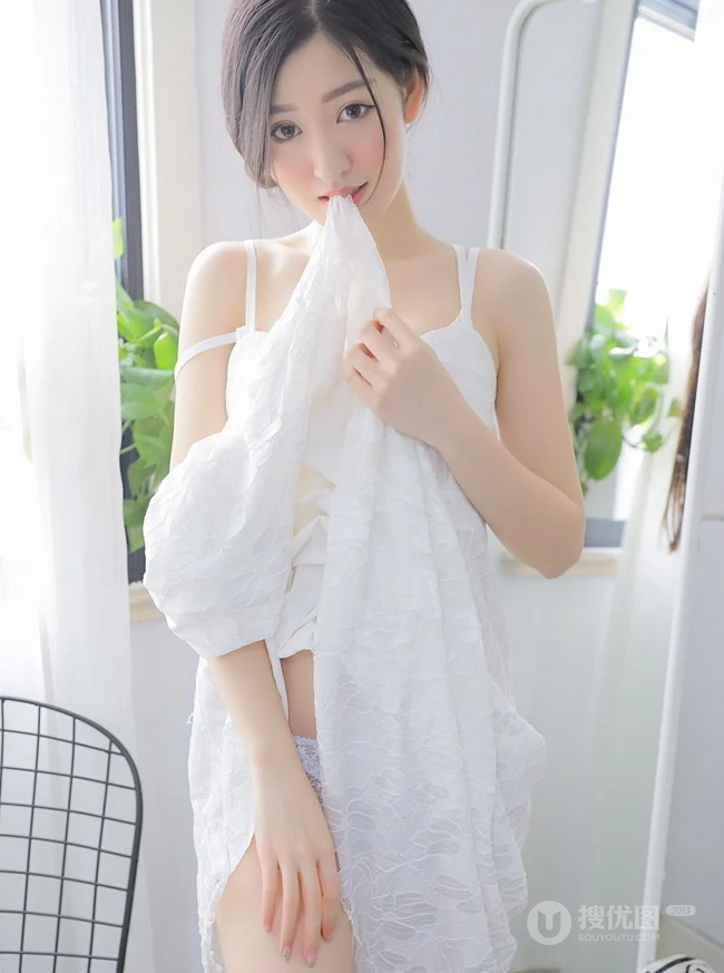 白皙好看的美背女生沈梦瑶肩带连衣裙系列唯美写真