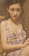白皙好看的美背女生沈梦瑶肩带连衣裙系列唯美写真