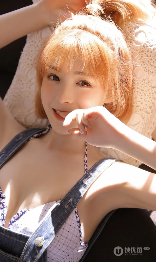 精选清新纯美肩带牛仔裤家居服少女唯美室内写真