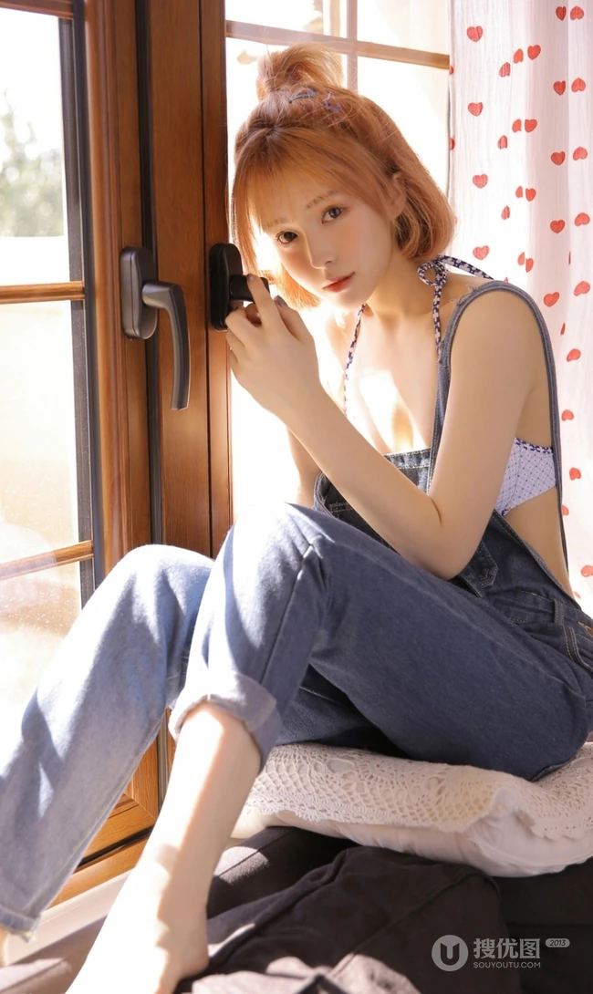 精选清新纯美肩带牛仔裤家居服少女唯美室内写真
