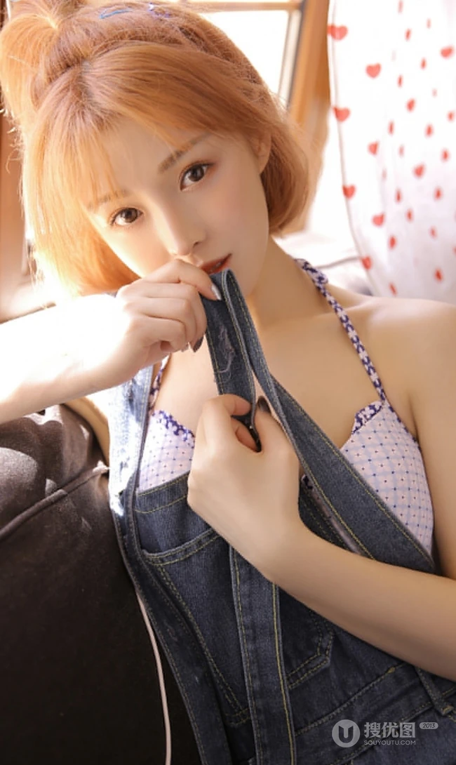 精选清新纯美肩带牛仔裤家居服少女唯美室内写真