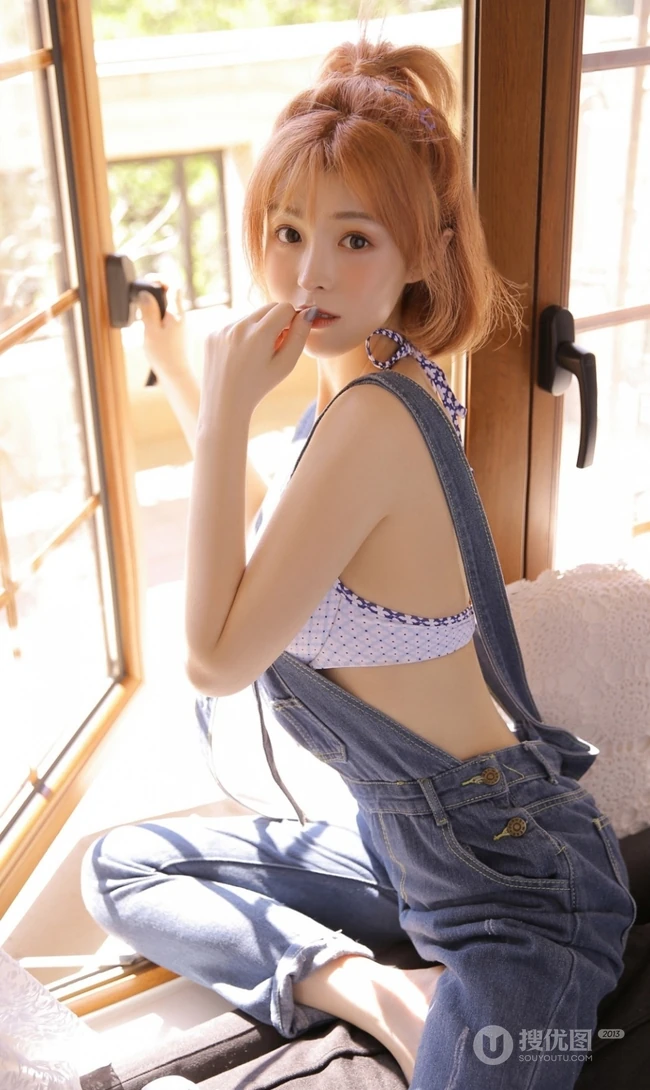 精选清新纯美肩带牛仔裤家居服少女唯美室内写真