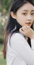 吴佳怡清新白衫短裙学生制服装户外草地写真图片