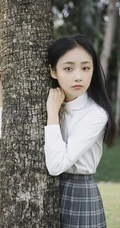 吴佳怡清新白衫短裙学生制服装户外草地写真图片
