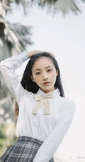 吴佳怡清新白衫短裙学生制服装户外草地写真图片