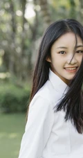 吴佳怡清新白衫短裙学生制服装户外草地写真图片