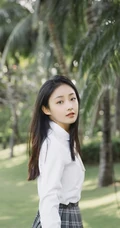 吴佳怡清新白衫短裙学生制服装户外草地写真图片