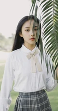 吴佳怡清新白衫短裙学生制服装户外草地写真图片