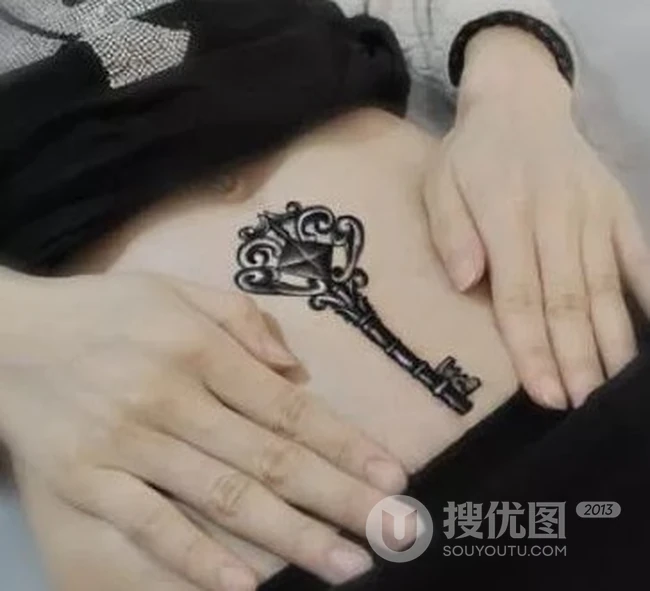 气质个性唯美适合女生腹部位置的纹身图案 第3张