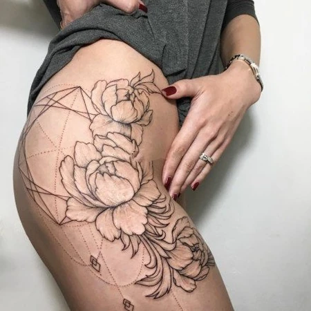 女生大腿外侧线条设计感十足的个性大图案纹身图片