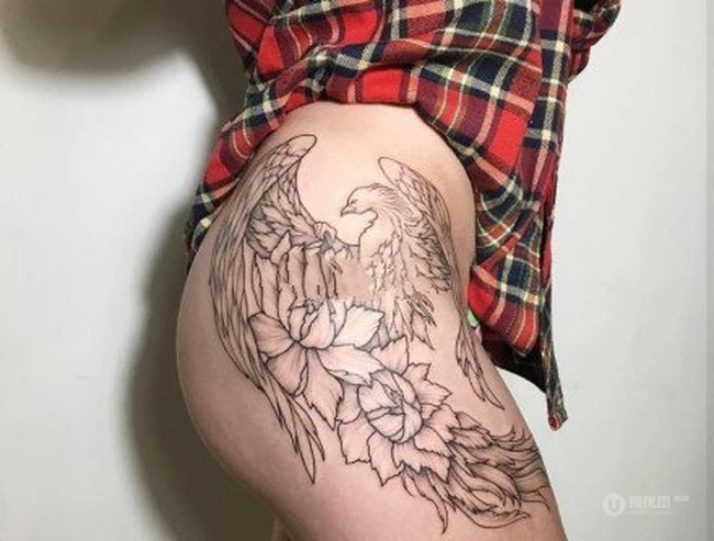 女生大腿外侧线条设计感十足的个性大图案纹身图片 第3张