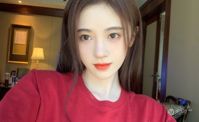 鞠婧祎微博晒生活，工作中各种好看的美美照片