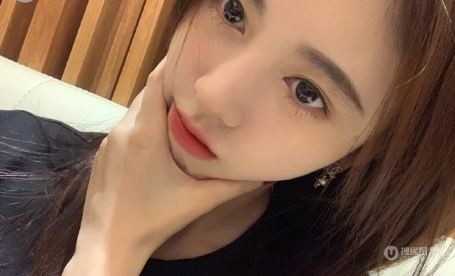 鞠婧祎微博晒生活，工作中各种好看的美美照片