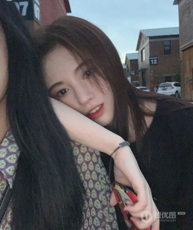 鞠婧祎微博晒生活，工作中各种好看的美美照片