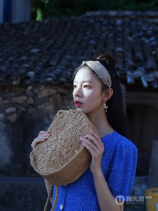陈瑶小山村旅拍写真，蓝色碎花连衣裙清新唯美