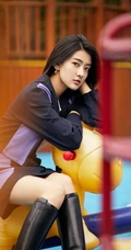 梁洁黑衣短裙户外游乐园写真图片，画面清新，少女心十足
