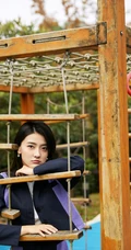 梁洁黑衣短裙户外游乐园写真图片，画面清新，少女心十足