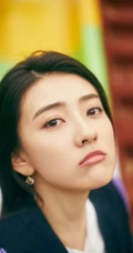 梁洁黑衣短裙户外游乐园写真图片，画面清新，少女心十足