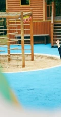 梁洁黑衣短裙户外游乐园写真图片，画面清新，少女心十足