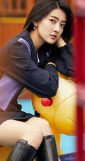 梁洁黑衣短裙户外游乐园写真图片，画面清新，少女心十足