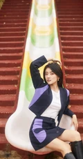 梁洁黑衣短裙户外游乐园写真图片，画面清新，少女心十足