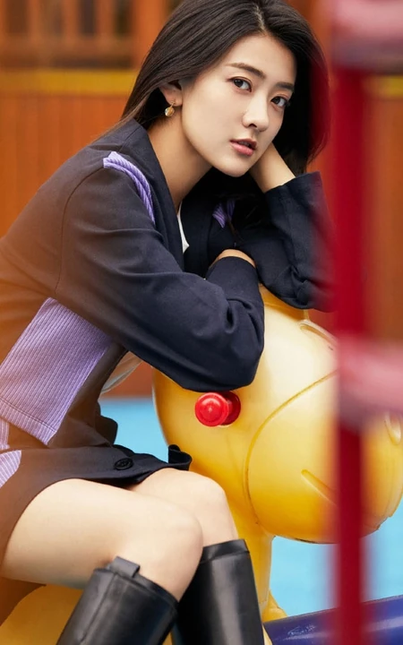 梁洁黑衣短裙户外游乐园写真图片，画面清新，少女心十足