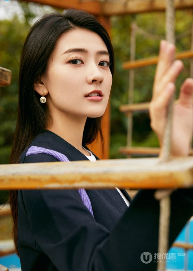 梁洁黑衣短裙户外游乐园写真图片，画面清新，少女心十足