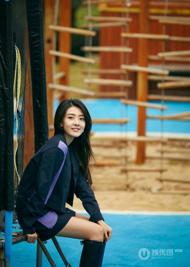 梁洁黑衣短裙户外游乐园写真图片，画面清新，少女心十足