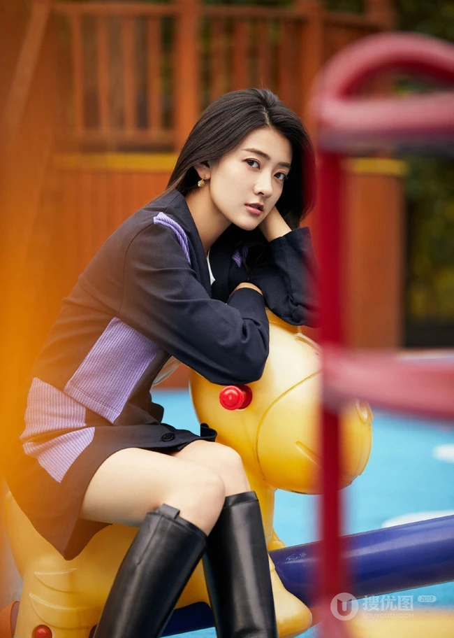 梁洁黑衣短裙户外游乐园写真图片，画面清新，少女心十足