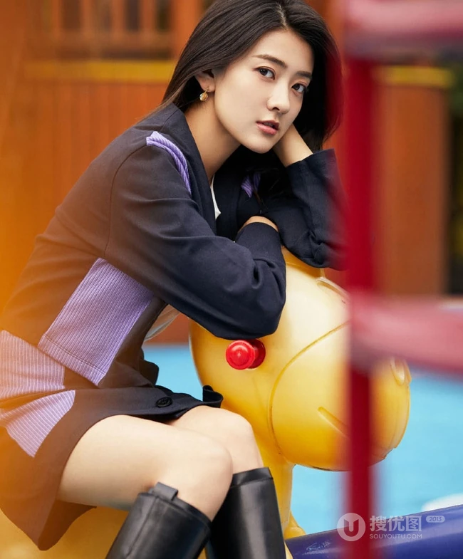 梁洁黑衣短裙户外游乐园写真图片，画面清新，少女心十足