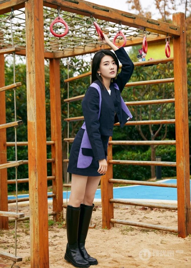 梁洁黑衣短裙户外游乐园写真图片，画面清新，少女心十足